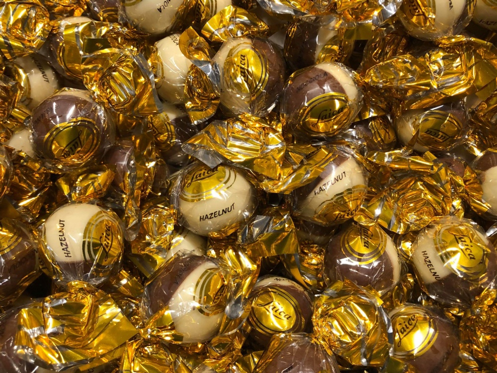 Mj�lkchoklad och vitchokladpralin med hasseln�tskr�mfyllning