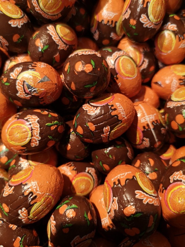 Choklad�gg med apelsinsmak fylld med hasseln�tskr�m och crisp