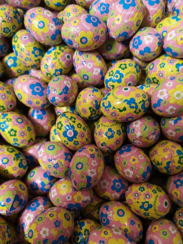 Choklad�gg fylld med hasseln�tskr�m och crisp