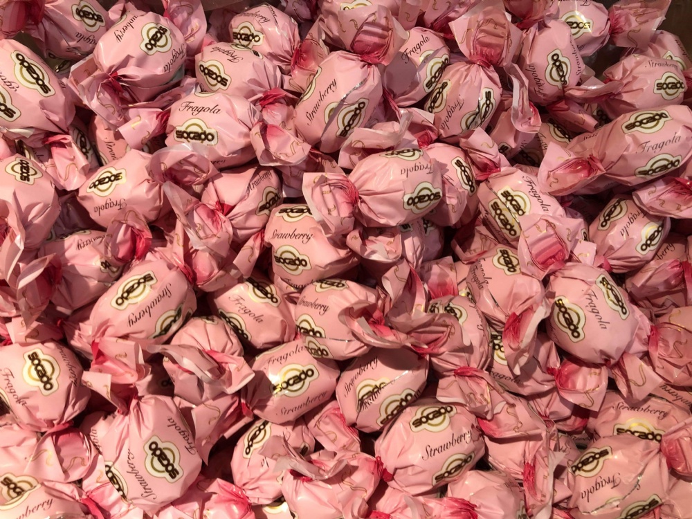 Choklad pralin med jordgubbs smak