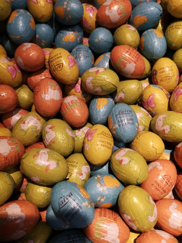 Choklad�gg fylld med hasseln�tskr�m och crisp