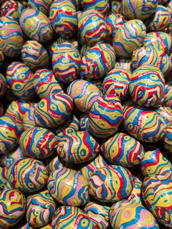 Choklad�gg fylld med mj�lkkr�m och crisp