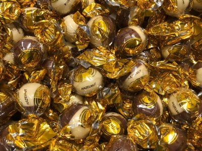 Mj�lkchoklad och vitchokladpralin med hasseln�tskr�mfyllning