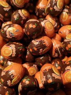 Choklad�gg med apelsinsmak fylld med hasseln�tskr�m och crisp