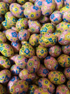 Choklad�gg fylld med hasseln�tskr�m och crisp