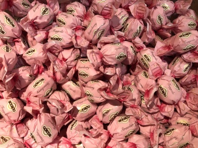 Choklad pralin med jordgubbs smak