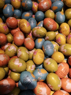 Choklad�gg fylld med hasseln�tskr�m och crisp