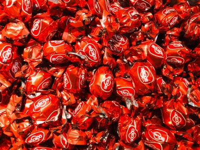 Extra m�rka choklad praliner fylld med hasseln�tskr�m och flingor