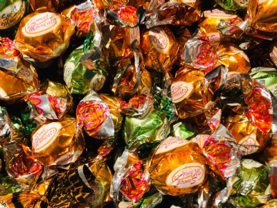 Pralin fylld med hasseln�tskr�m och crisp