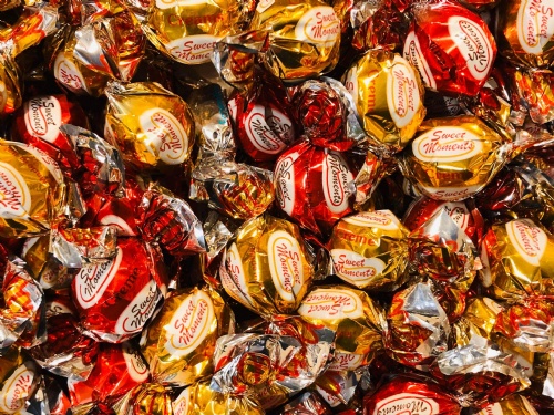 Chokladpralin fylld med hasseln�tskr�m