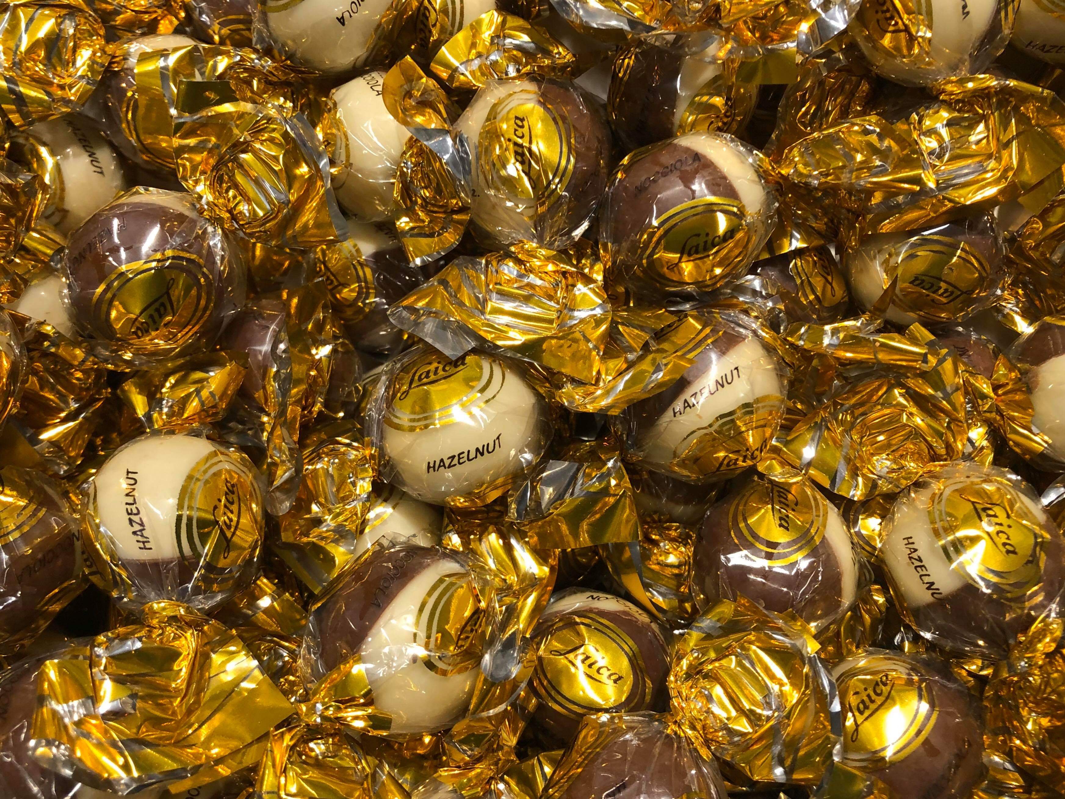 Mjlkchoklad och vitchokladpralin med hasselntskrmfyllning