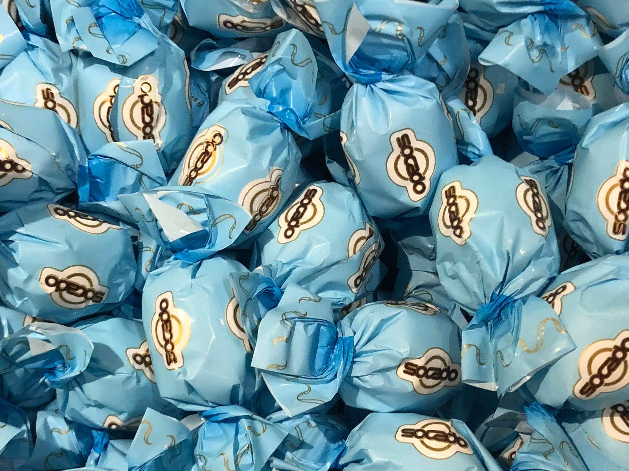 Mjlkchoklad pralin fylld med mjlkkrm och flingor